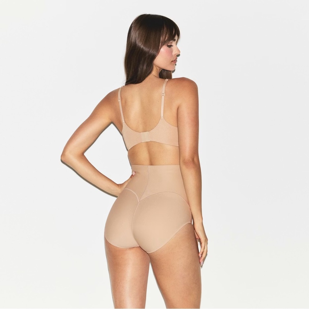NWT SKIMS BODY CORE SCULPT BUTT LIFTING BRIEF | CLAY
